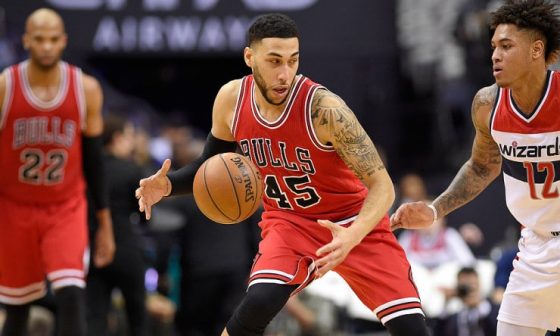 Denzel_Valentine_Bulls_2017_AP_2