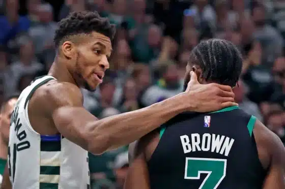 nbacentral-giannis-antetokounmpo-says-jaylen-brown-is-the-v0-7KGJI_I5rikC86DipP47eZVncR0IWFQTz2HFFs0XRJA.jpg