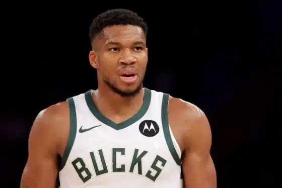 Giannis Antetokounmpo Bucks pic