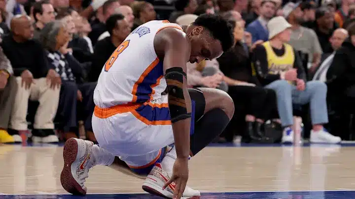 Knicks’ OG Anunoby exited during loss to Lakers with foot sprain